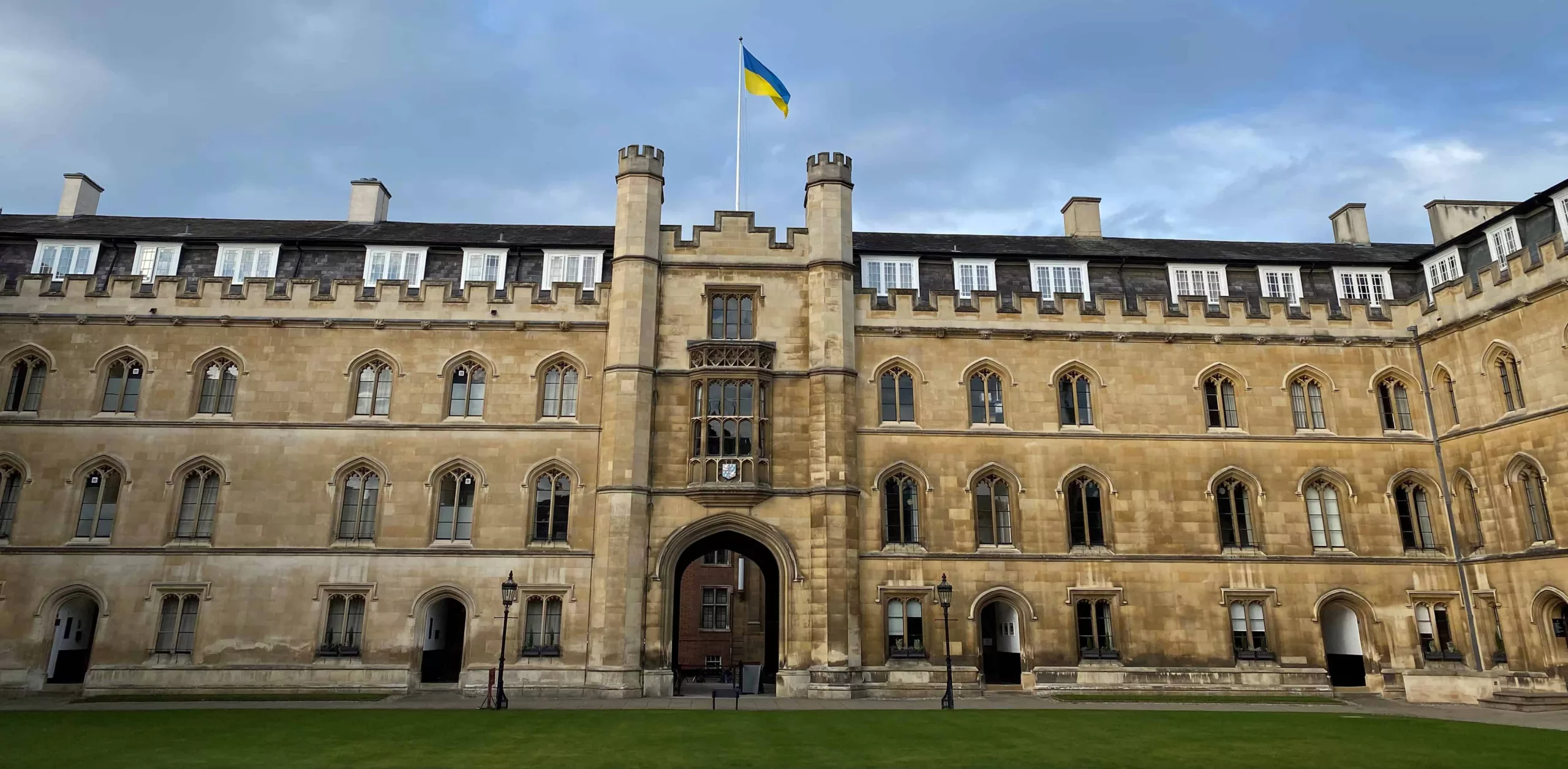 Cambridge Universtity flying the Ukrainian flag_wide crop Cambridge University flying the Ukrainian flag
